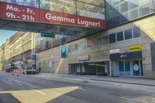 Eingang unter der Glasbrücke am Neubaugürtel zur UROMED Praxis in Wien