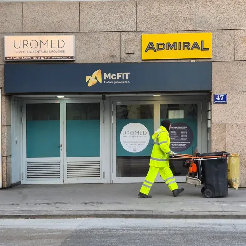Hauseingang zum UROMED Kompetenzzentrum Urologie in der Lugner City Wien