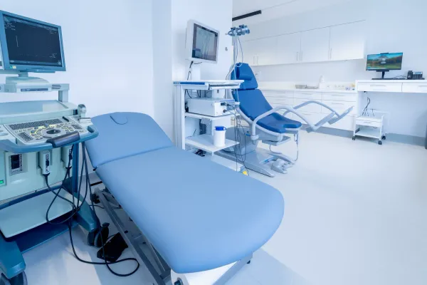 Moderner Behandlungsraum für Endoskopie und Blasenspiegelung im UROMED Wien