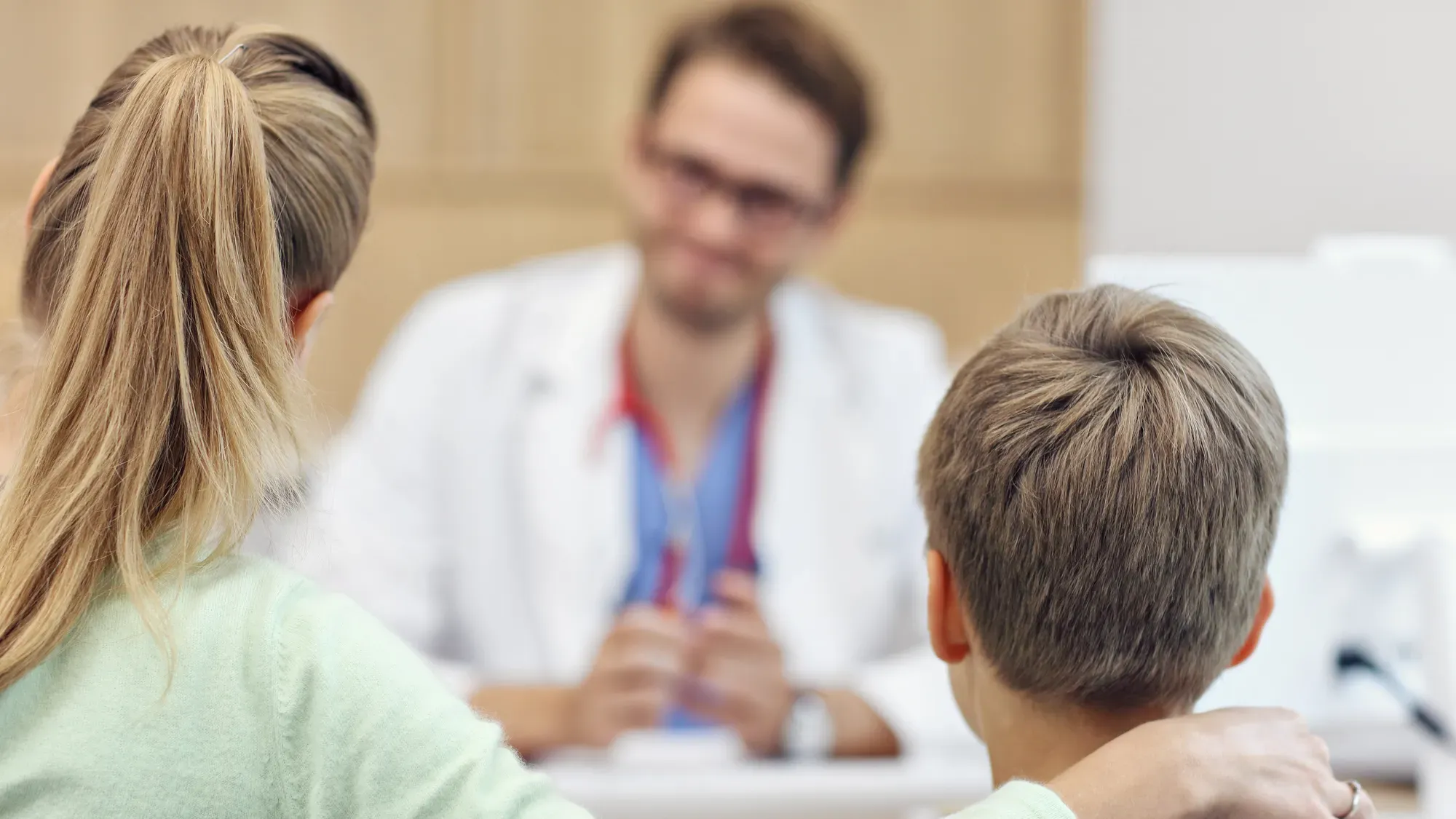 Mutter und Sohn im Beratungsgespräch mit dem Kinderurologen im UROMED Kompetenzzentrum Urologie in 1150 Wien